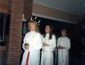 Lucia och två tärnor tågar i Brattåshemmets matsal, okänt årtal. Namnuppgifter saknas.