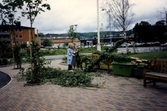 Midsommar utanför Brattåsgården cirka 1990. Från vänster: vårdbiträde Inga-Britta samt föreståndare Aina Ekstedt.