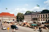 Torgdag på Stortorget i Växjö 1956. Svenska Flaggans Dag.