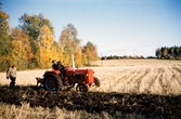 Bertil Aschan testar traktor i Araby 1956.