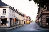 Sandgärdsgatan vid Kungsgatan, västerut. Växjö, 1963.