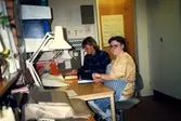 Vårdbiträdena Lillvor Sjöström och Monica Börjesson sitter i  Brattåsgårdens reception, cirka 1990.