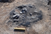 En rund eldstad som framkommit vid en arkeologisk undersökning av en järnåldersboplats med långhus i Gränna 2009.