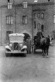 Ambulans och epedemivagn, utanför Västerås brandstation.