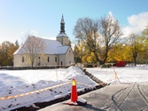 Brahekyrkan på Visingsö. I förgrunden syns ett ledningsschakt. Bilden togs i samband med en arkeologisk undersökning i och utanför kyrkan 2005.