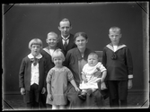 Halvdan och Asta Svensson med barn