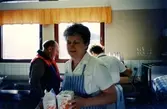 Köksbiträde Edit Jonsson står i Brattåsgårdens matsal (Streteredsvägen 5) cirka 1990.
