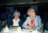 Fikastund på Brattåsgården, cirka 1990. Från vänster: Astrid Sundfeldt (1921 - 2009) och Elsa Andersson (1909 - 2000).