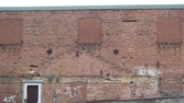 Del av östra fasaden till byggnad 25 på Forsåkersområdet i Mölndal. Byggnaden tillhörde tidigare bland annat pappersbruket Papyrus. Fotografi taget i juni 2018. Byggnadsdokumentation inför rivning.