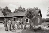 Arbetslaget under uppförandet av Vallby friluftsmuseum i Västerås.