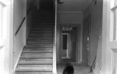 Förstuga och trapp till andra våningen, Väsby Kungsgård, Sala.