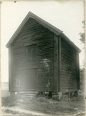 Tortuna sn, Västerås kn.
Sockenmagasinet vid Tortuna kyrka,1920.