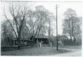 Tortuna sn, Västerås kn.
Tortuna prästgård, med kyrkan i bakgrunden, 1942.