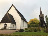 Alvesta kyrka, Kronobergs län. Senmedeltida kyrka från slutet av 1500-talet. Interiören har väggmålningar från 1500- och 1600-talen. Exteriör från väster.