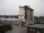 Rivningen av Soabs silo i Mölndals Kvarnby. Fotografi taget den 5 december 2008. Byggnadsdokumentation under rivning.