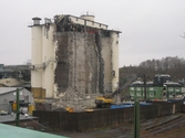 Rivningen av Soabs silo i Mölndals Kvarnby. Fotografi taget den 5 december 2008. Byggnadsdokumentation under rivning.