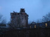 Rivningen av Soabs silo i Mölndals Kvarnby. Fotografi taget den 11 december 2008. Byggnadsdokumentation under rivning.