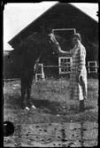 Kvinna håller häst