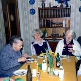 Påskfest i Brattåshemmets matsal, 1970-tal. Till bords sitter (i mitten) Gurli Bengtsson (1902 - 1993) med två okända damer på var sida.