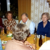Räkfest för boende och anhöriga i Brattåshemmets matsal (Brattåsvägen 6) 1980-10-16. Fyra personer sitter till bords och äter.