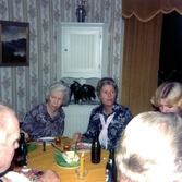 Räkfest för boende och anhöriga i Brattåshemmets matsal (Brattåsvägen 6) 1980-10-16. Sittandes i bildens mitt är Agnes Ekstedt och dottern Ingvor Friberg (född Ekstedt).