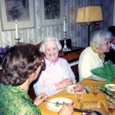Räkfest för boende och anhöriga i Brattåshemmets matsal (Brattåsvägen 6) 1980-10-16. Sittandes i mitten: Ellen 