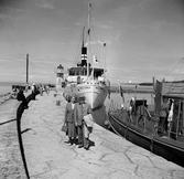 Båtar ligger förankrade i Jönköpings hamn, bland annat Motala Express.