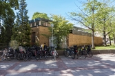 Parkerade cyklar framför byggnad X tillhörande Mölndals sjukhus i Bosgården, Mölndal. Fotografi taget den 10 juni 2014. Byggnadsdokumentation inför rivning.