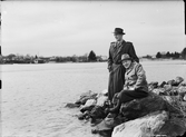 Två män på klippor vid havet, Östhammar, Uppland