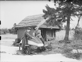 Två män vid eka, Östhammar, Uppland