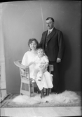 Ateljéporträtt - jägmästare Karlsson med familj, från Harg, Uppland 1922