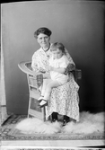 Ateljéporträtt - kvinna med barn i knät, Östhammar, Uppland 1922