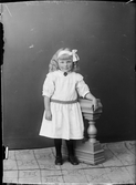 Ateljéporträtt - barn till J. Holmgren från Harg socken, Uppland 1922