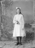Ateljéporträtt - Elsa Larsson från Raggarön, Börstil socken, Uppland 1922