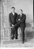 Ateljéporträtt - två unga män från Forsmark socken, Uppland 1922