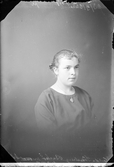 Ateljéporträtt - Hulda Söderberg från Barkö, Börstil socken, Uppland 1922