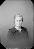 Ateljéporträtt - Signe Karlsson från Östhammar, Uppland 1922