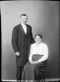 Ateljéporträtt - hemmansägare Werner Andersson med fru, från Elvisjö, Börstil socken, Uppland 1922