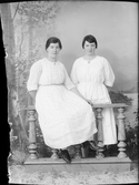 Ateljéporträtt - två kvinnor från Forsmark, Uppland 1922