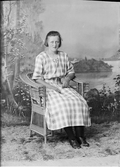 Ateljéporträtt - Ingrid Sporrong från Ruddun, Harg socken, Uppland 1922
