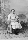 Ateljéporträtt - Elsa Karlsson från Malsättra, Harg socken, Uppland 1922