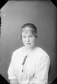 Ateljéporträtt - Martina Sjölund från Löhammar, Harg socken, Uppland 1922