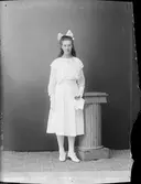 Ateljéporträtt - Irma Bergström från Börstil socken, Uppland 1922