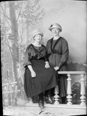 Ateljéporträtt - kvinna och Alice Häggrot från Marka, Harg socken Uppland 1922