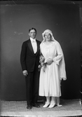 Ateljéporträtt - brudparet Malm från Harg socken, Uppland 1922