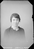 Ateljéporträtt - Klara Engström från Petterslund, Östhammar, Uppland 1922