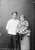 Ateljéporträtt - barn till Gustaf Karlsson från Johannisfors, Forsmarks socken, Uppland 1922