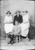 Ateljéporträtt - tre kvinnor och en pojke, Östhammar, Uppland 1922