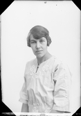 Ateljéporträtt - Lydia Karlsson från Örbyhus, Uppland 1922