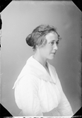 Ateljéporträtt - Elsa Sjöström från Skäfthammar socken, Uppland 1922
